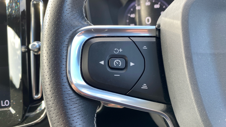 Volvo Xc40 2.0 T4 R DESIGN Pro 5dr Geartronic Petrol Estate